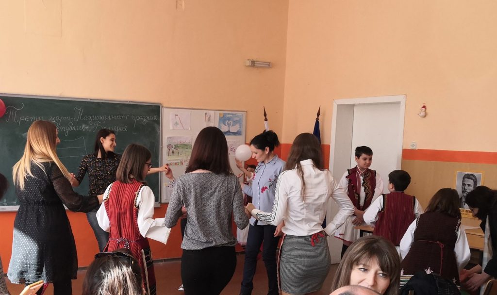 Хоро в училище